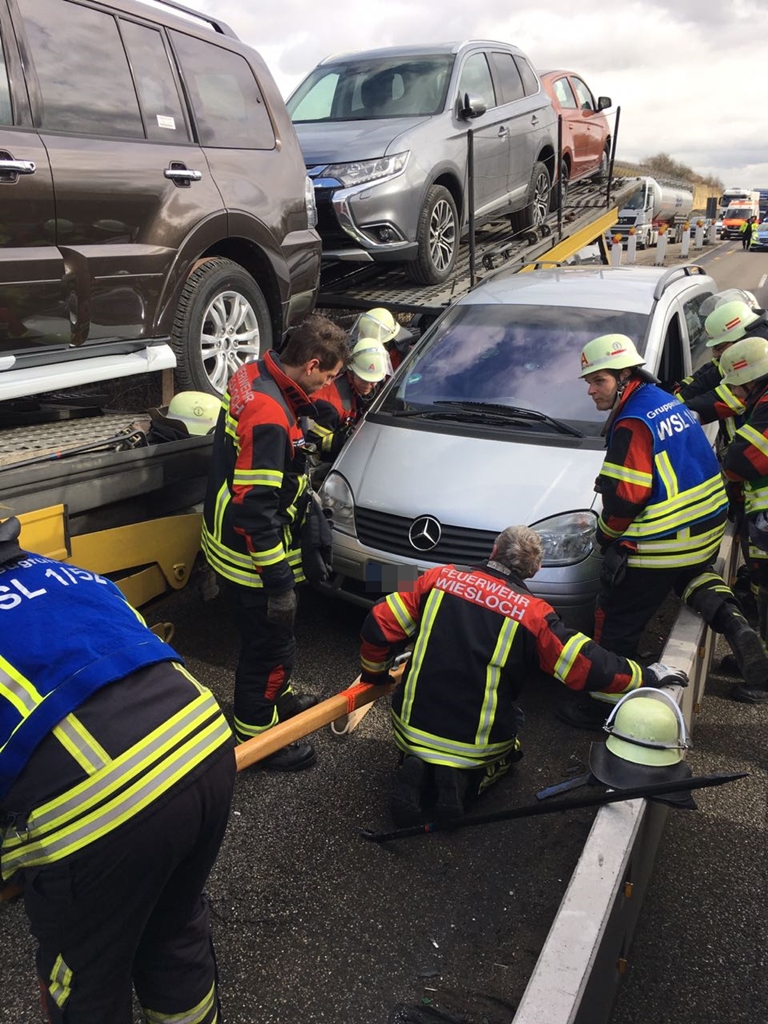 Verkehrsunfall-Bericht von  Feuerwehr und Polizei