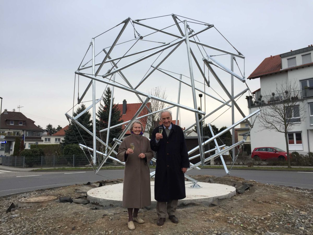 Kunstobjekt ‘Tensegrity Sphäre’ am Verkehrskreisel in der Lempenseite aufgestellt