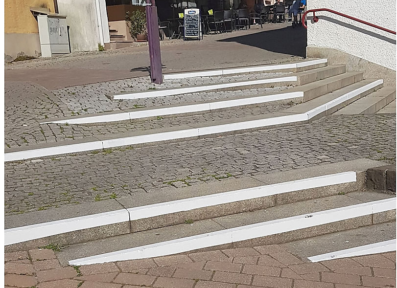 Treppenstufen-Abschlüsse in der Innenstadt von Wiesloch umfassend markiert