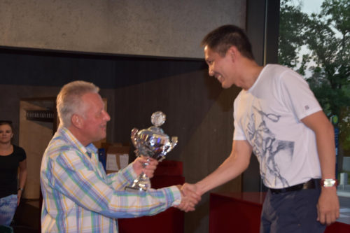 Volksbank Vorstand Matthias Zander überreicht Pokal 