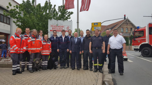 "Die Helfer" und Bürgermeister Sauer in der Mitte