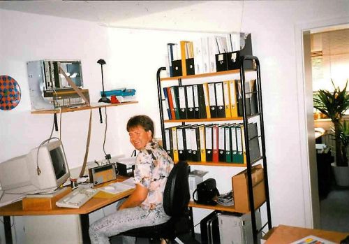 Gesellschafter Werner Rensch an seinem Arbeitsplatz im Gründungsjahr 1993