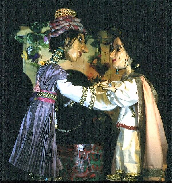 Jamila aus 1001 Nacht auf der neuen Bühne des Marionetten Theaters