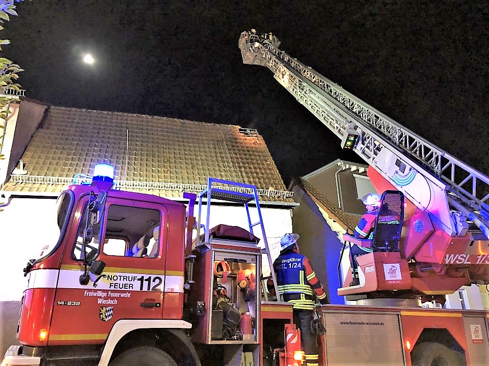 Dachstuhlbrand – Berichte von Feuerwehr und Polizei