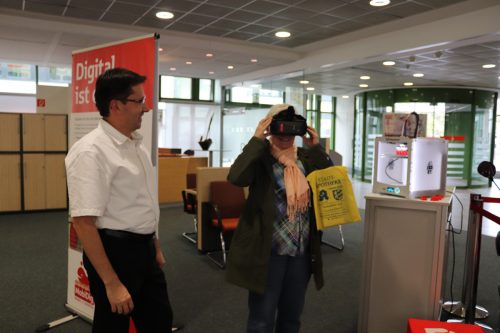 Interessiert nehmen die Wieslocherinnen und Wieslocher MobiDig in Augenschein - Frau mit VR-Brille