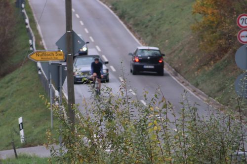 Radfahrer mitten auf der Landstrasse