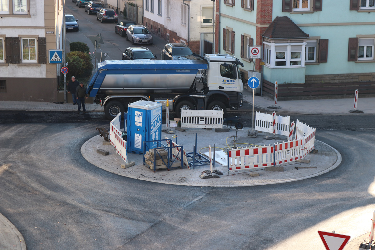 Wieslochs neuer Kreisel – Asphaltdecke aufgetragen