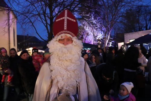 Der Nikolaus verteilt Geschenke an die Kinder