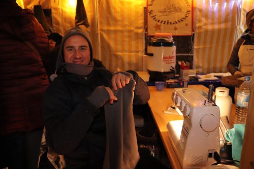 Maßangepasste Eselsmützen - Nähmaschine auf dem Weihnachtsmarkt