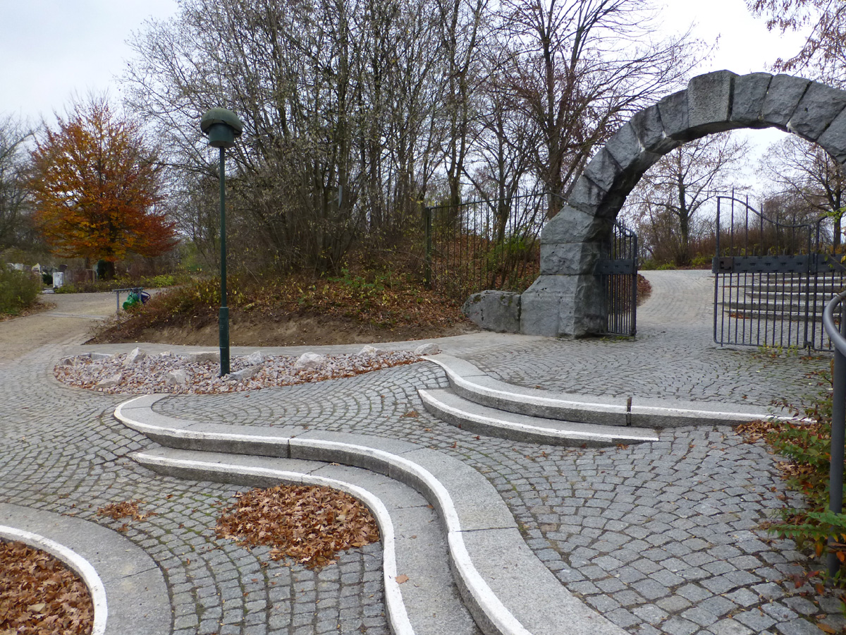 Barrierefreier Zugang am Haupteingang des Bergfriedhof Baiertal