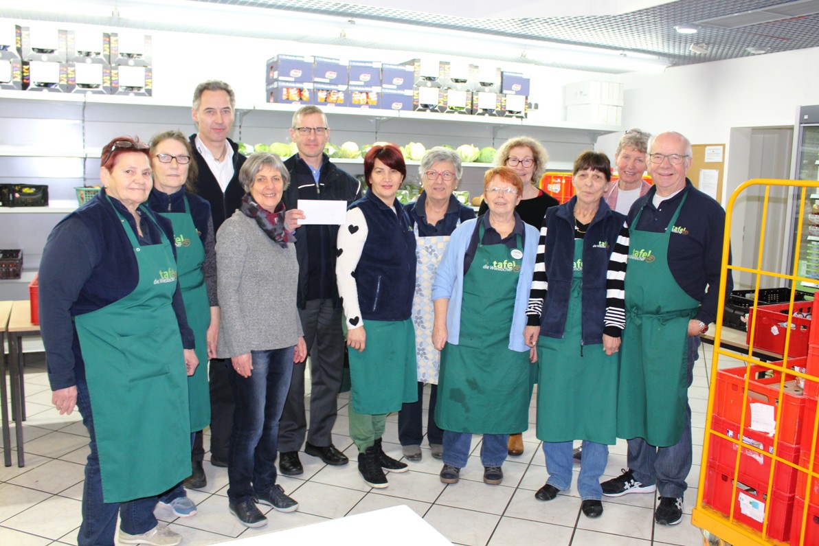 Mitarbeiter der SWEG spenden an die Wieslocher Tafel