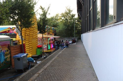 "Die Treppe vor der Eisweinhalle wieder freiräumen als gemütlichen zentralen Treffpunkt."