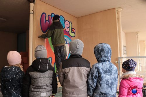 Gespannt schauen die Kinder zu