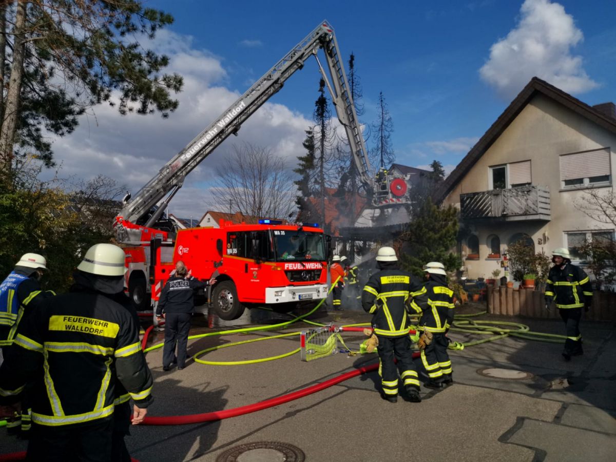 Walldorf: Carport brennt lichterloh – Feuerwehr im Einsatz
