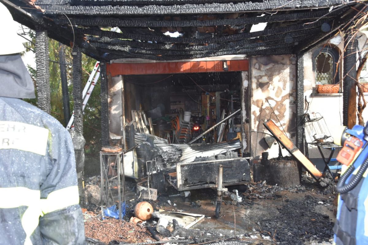 Walldorf: Carport aus unbekannter Ursache abgebrannt – 50 000 € Schaden – Kripo ermittelt