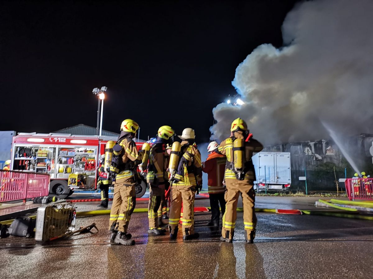 St. Leon-Rot: Lagerhalle beim Bahnhof brennt lichterloh