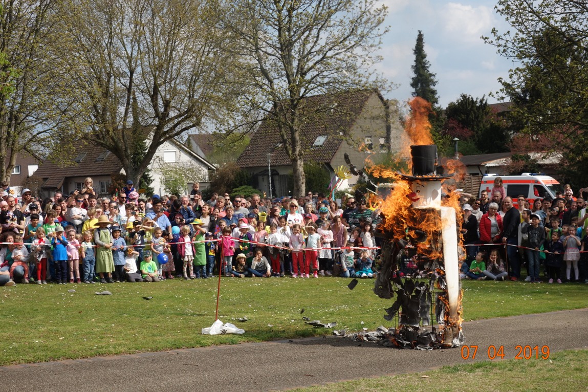 Der Winter ist vertrieben – Sommertagszug in Walldorf am 07. April