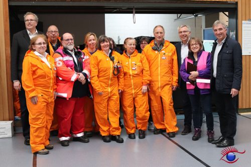 Landrat Stefan Dallinger und Landtagsabgeordneter Karl Klein mit einigen der Helfern