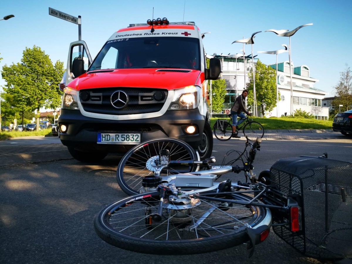 Wiesloch: Radfahrer an Zebrastreifen von Transporter erfasst