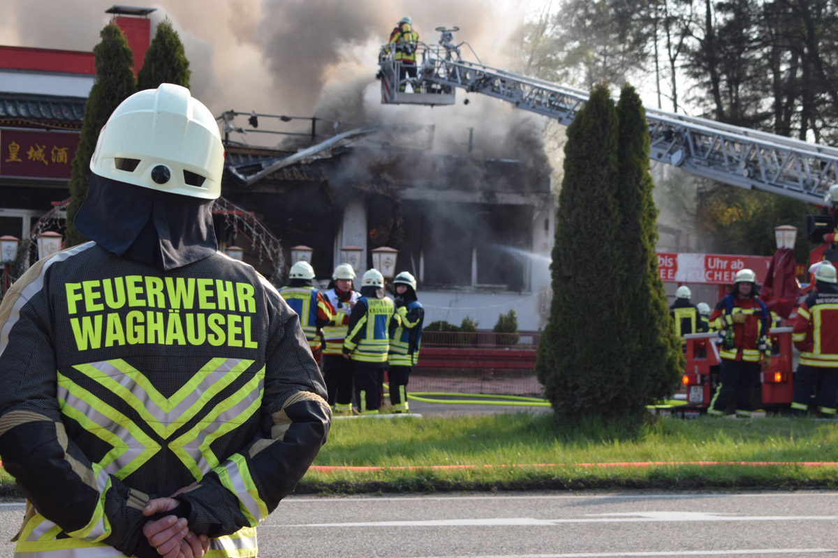 Kronau: China-Restaurant brennt lichterloh – Feuerwehr im Großeinsatz