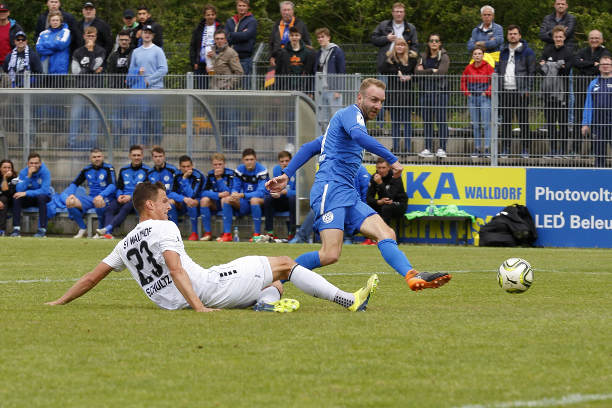 Der Meister entscheidet das Derby für sich