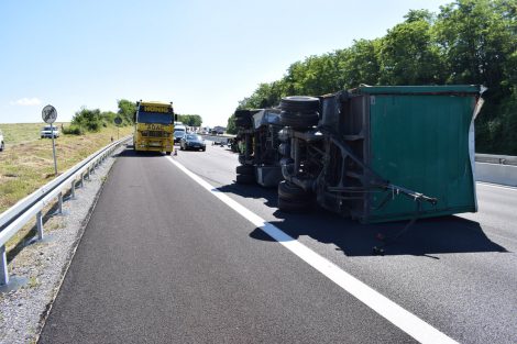 Wiesloch: Lkw-Anhänger kippt nach Unfall auf A6 um – Vollsperrung und langer Stau