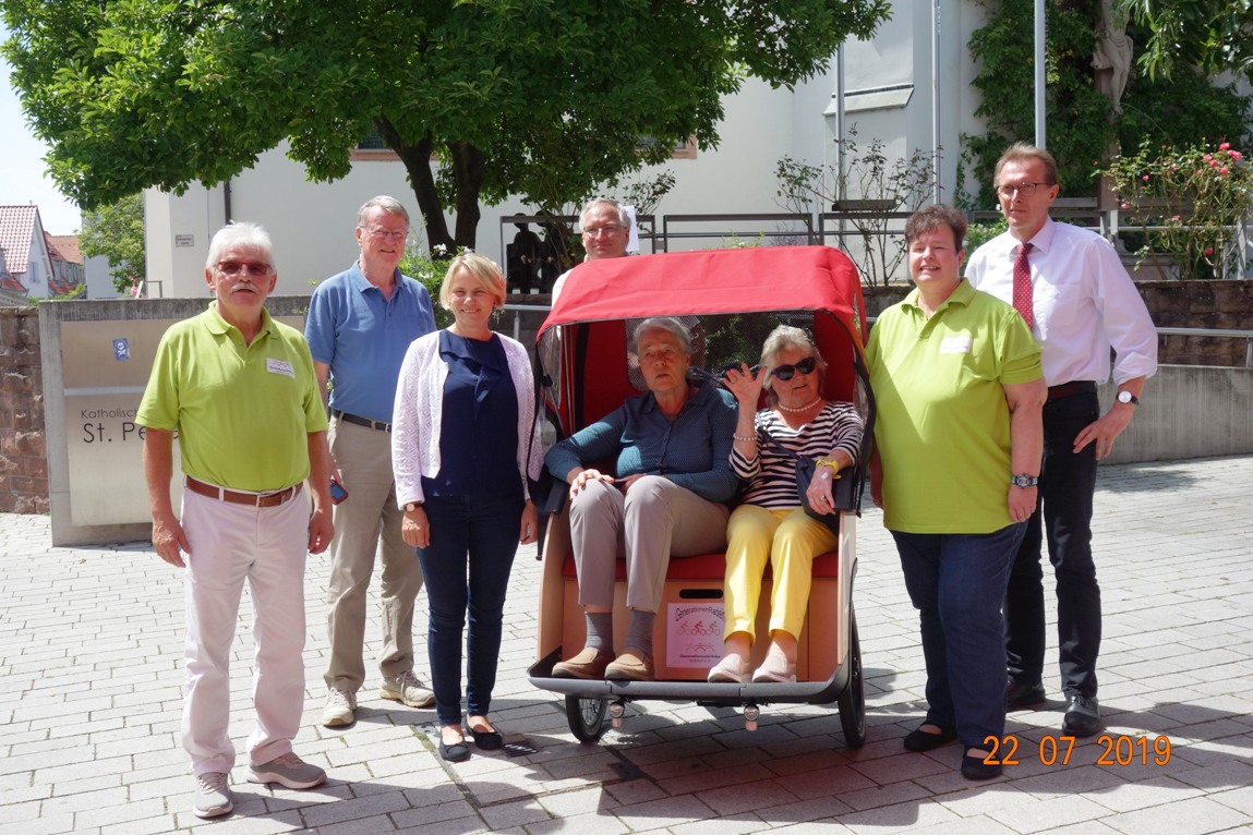 Generationenbrücke bietet ein Triobike-Taxi an