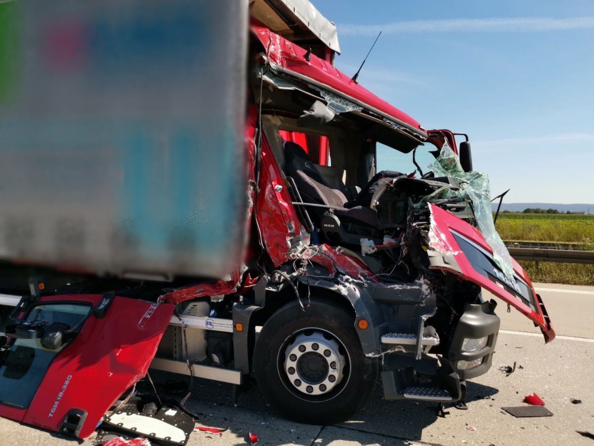 Stillstand nach Unfall auf A6 am Walldorfer Kreuz