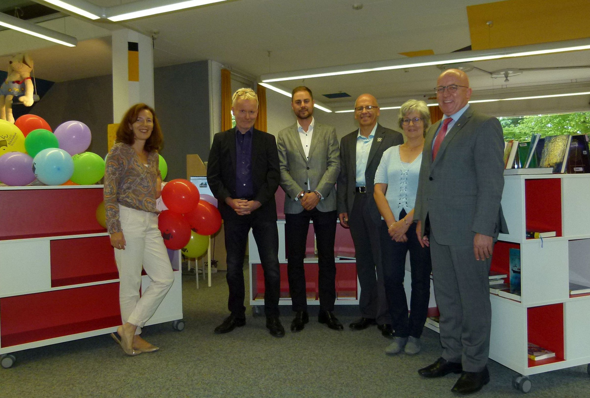 Übergabe von drei Bücherregalen an die Stadtbibliothek