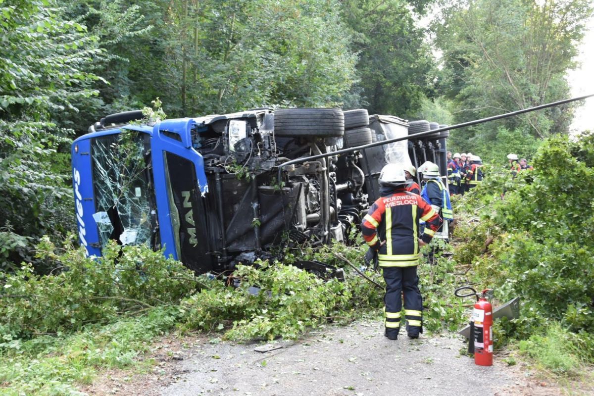 Lastwagen kommt von Fahrbahn ab und stürzt in Wald – Verkehrsbehinderungen nach Unfall auf A6 bei Dielheim