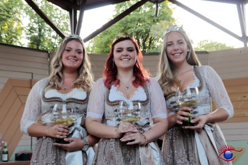 Weinprinzessin Maria, Weinkönigin Verena und Weinprinzessin Anna-Lena (v.l.n.r.)