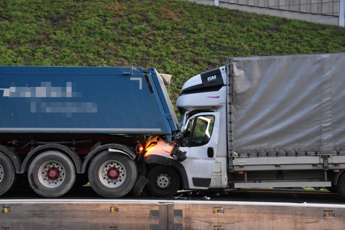 BAB6/AS Sinsheim/AS Wiesloch-Rauenberg: Kleintransporter fährt auf Sattelzug auf, 1 Schwerverletzter, hoher Sachschaden (Pressemeldung 2)