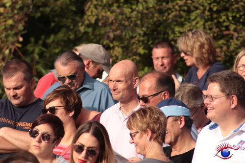 Oberbürgermeister Dirk Elkemann hört aufmerksam zu