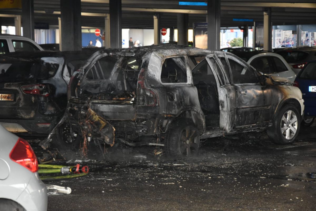 IKEA bei Walldorf: Auto brennt in Parkhaus – Eine Person verletzt