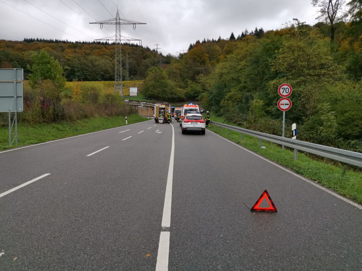 L600 bei Leimen nach schwerem Verkehrsunfall gesperrt – Frontalzusammenstoß Richtung Lingental