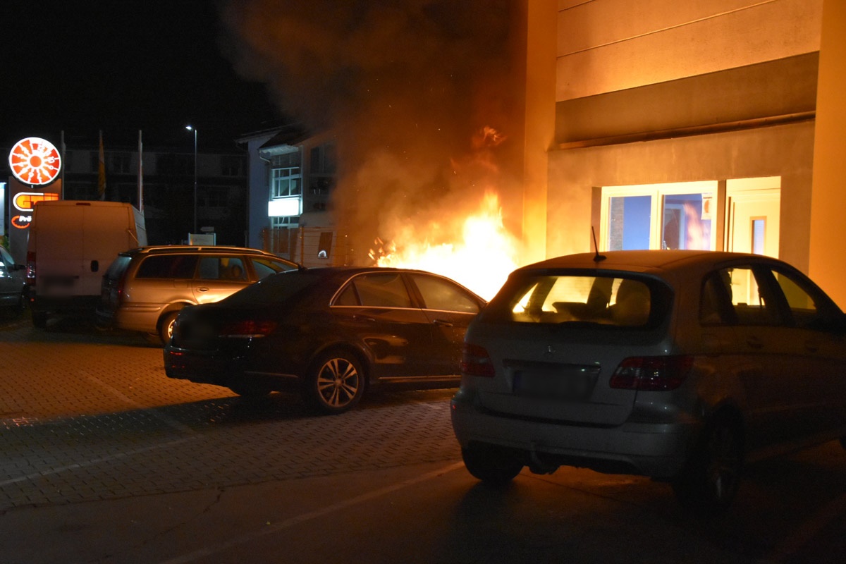 Wiesloch: Abgestellter Pkw brannte auf Parkplatz