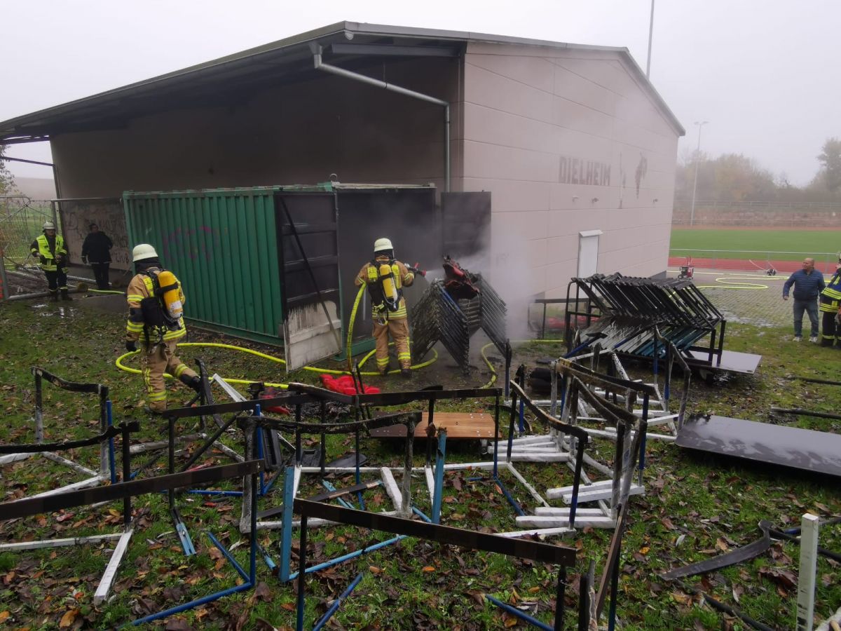 Dielheim: Brand eines Containers an Kelterhalle
