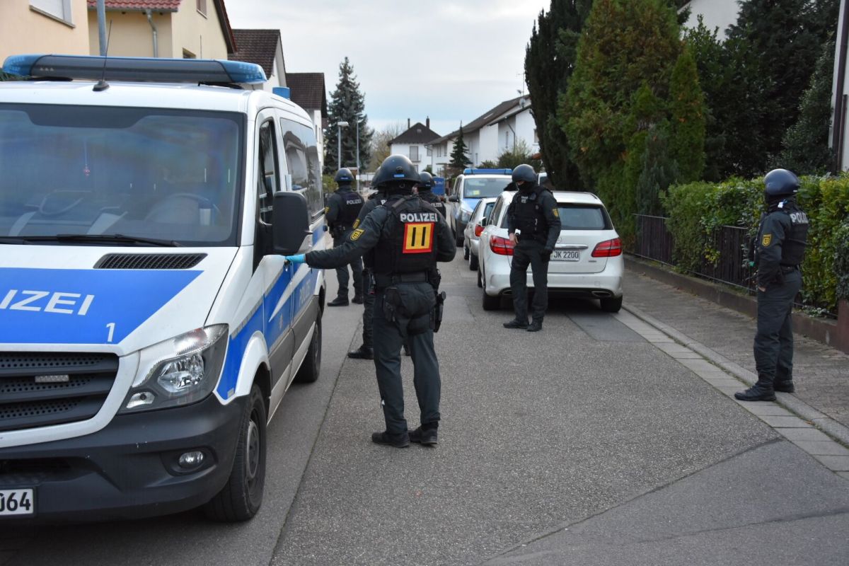 Große Aufregung am Samstagnachmittag in Leimen. Schwer bewaffnete Polizisten sichern Straßenzüge. Der Grund: Ein sehr Kurioser.