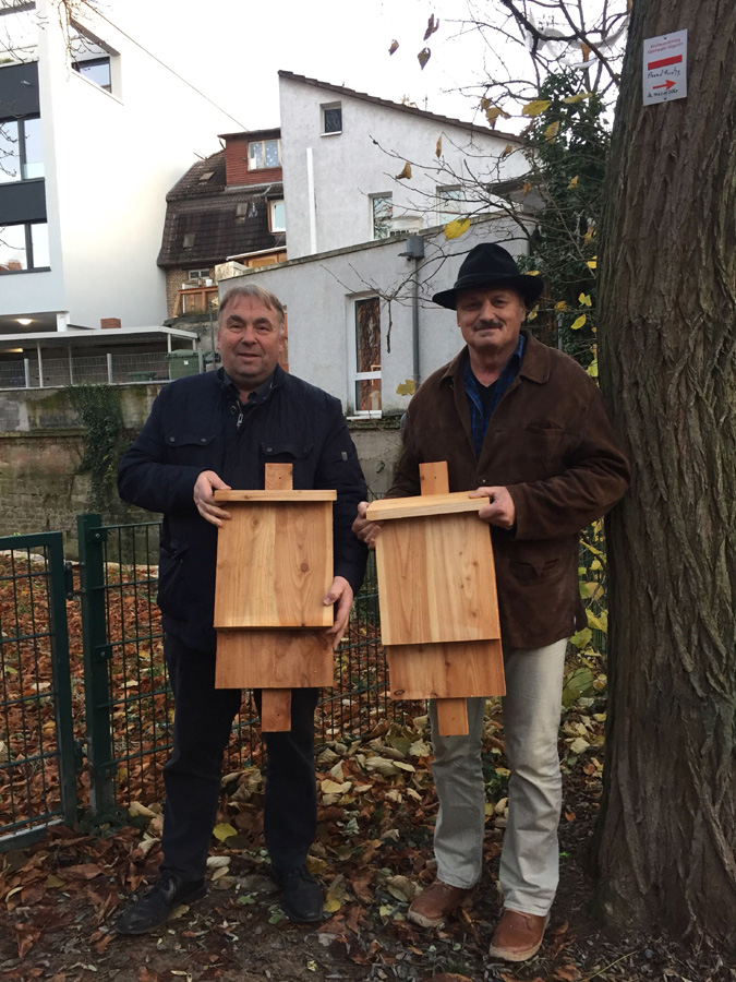 Wiesloch: Anbringung von zwei Fledermauskästen als Abschluss der Maßnahmen