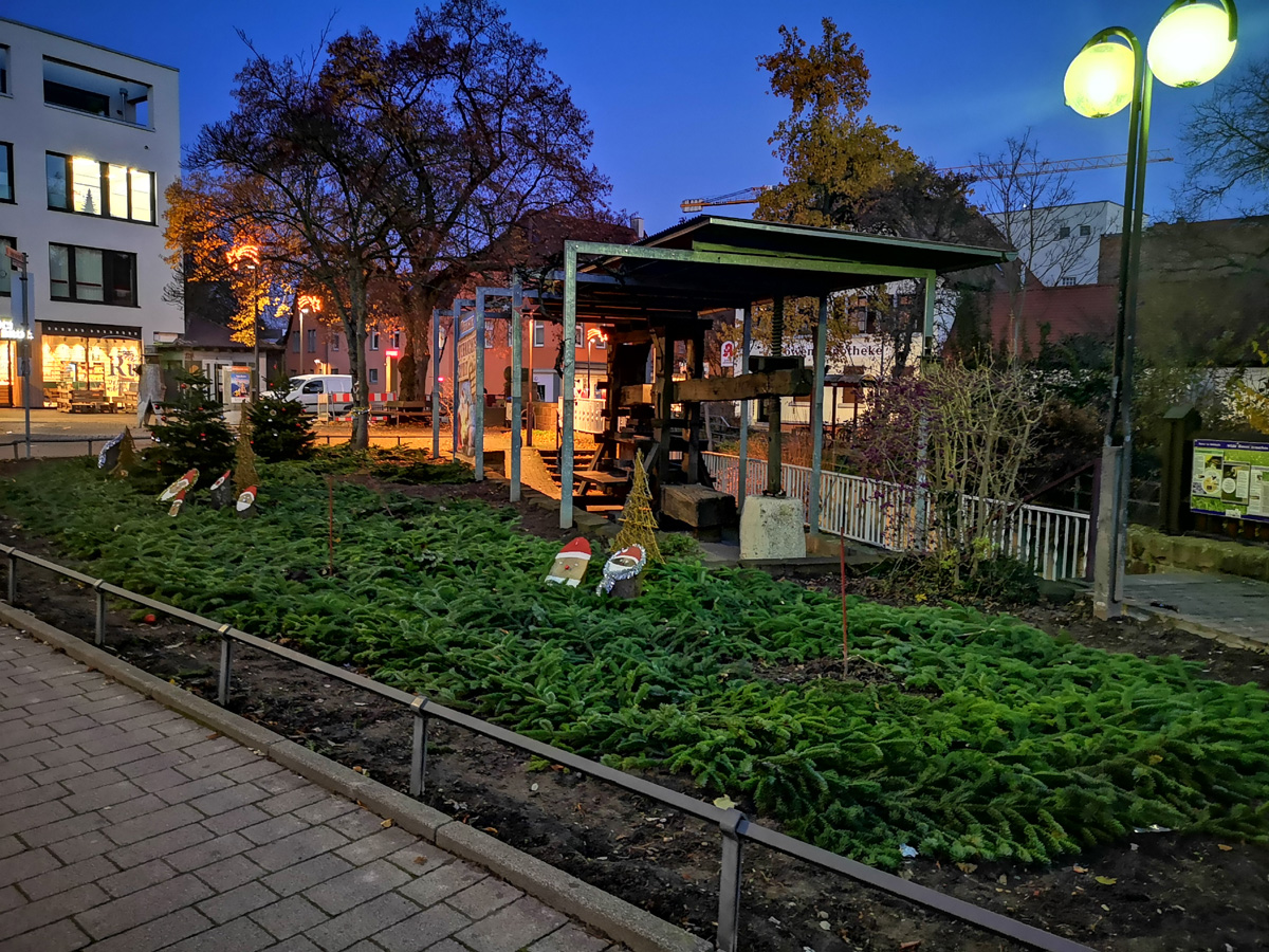 Weihnachtsdekoration am Fontenay-aux-Roses-Platz wurde mit Baumschmuck entwendet