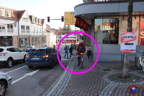 Radfahrerin beansprucht Gehweg