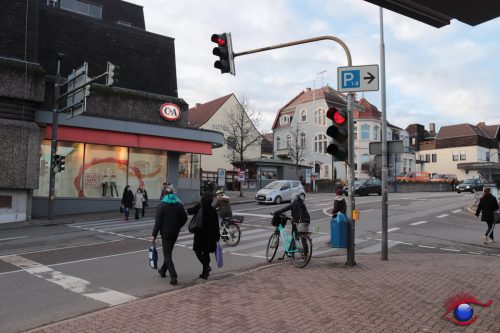 Ein Radfahrer steigt ab und schiebt, einer nicht.