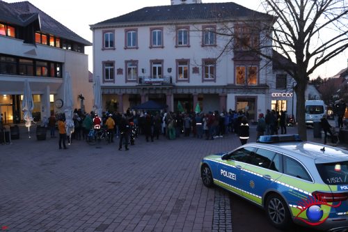 Während der Gemeinderatssitzung vor dem Rathaus