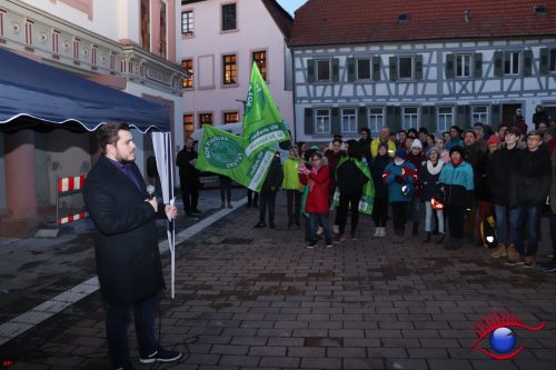 Während der Gemeinderatssitzung vor dem Rathaus