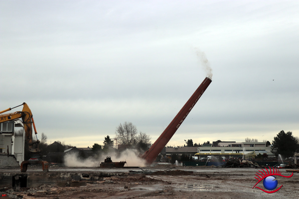 Wiesloch: Industrieschornstein der Wellpappe erfolgreich gesprengt