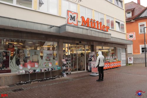 Apotheke und Drogerie offen, rund rum alles geschlossen