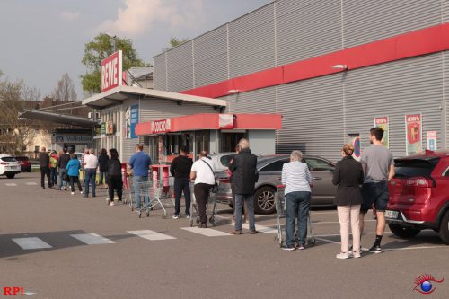Lange Warteschlange vor dem REWE-Markt in Wiesloch