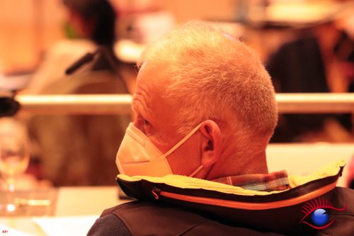 Gerhard Veits während der Sitzung mit Maske Gerhard Veits während der Sitzung mit Maske