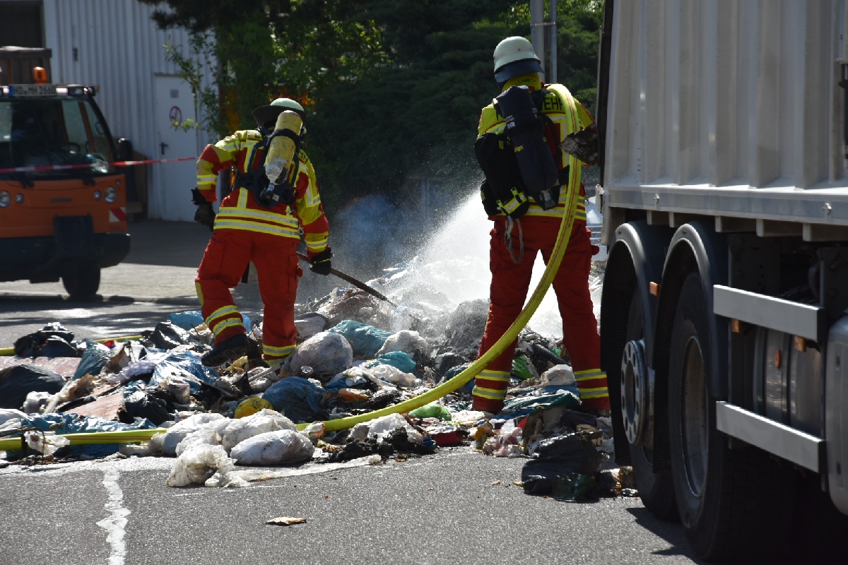 Mühlhausen: Müll im Müllwagen fing Feuer – Fahrer steuert auf Feuerwehrgelände