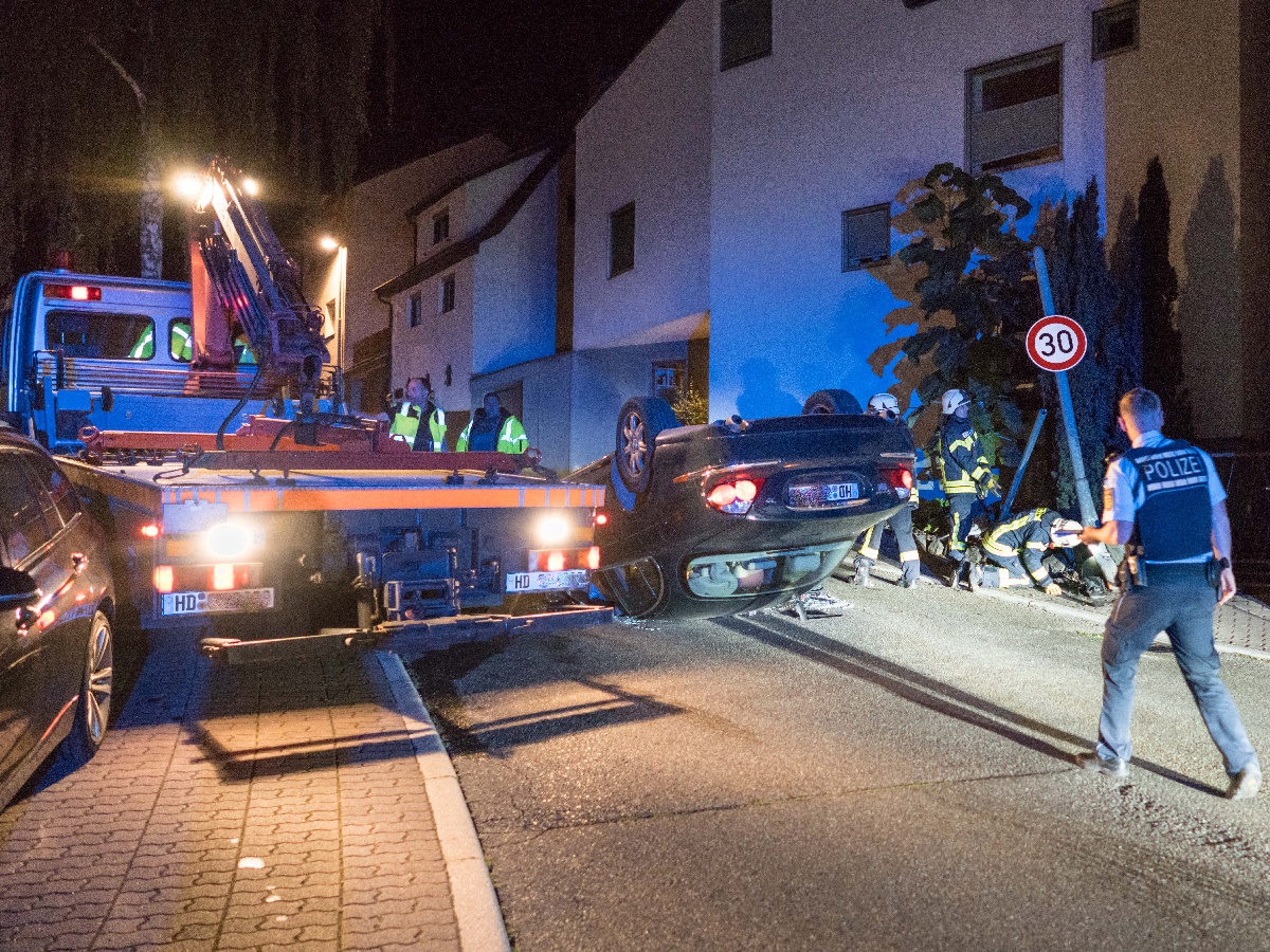 Nußloch, Rhein-Neckar-Kreis: Fahrzeug überschlägt sich, Fahrer flüchtet von der Unfallstelle